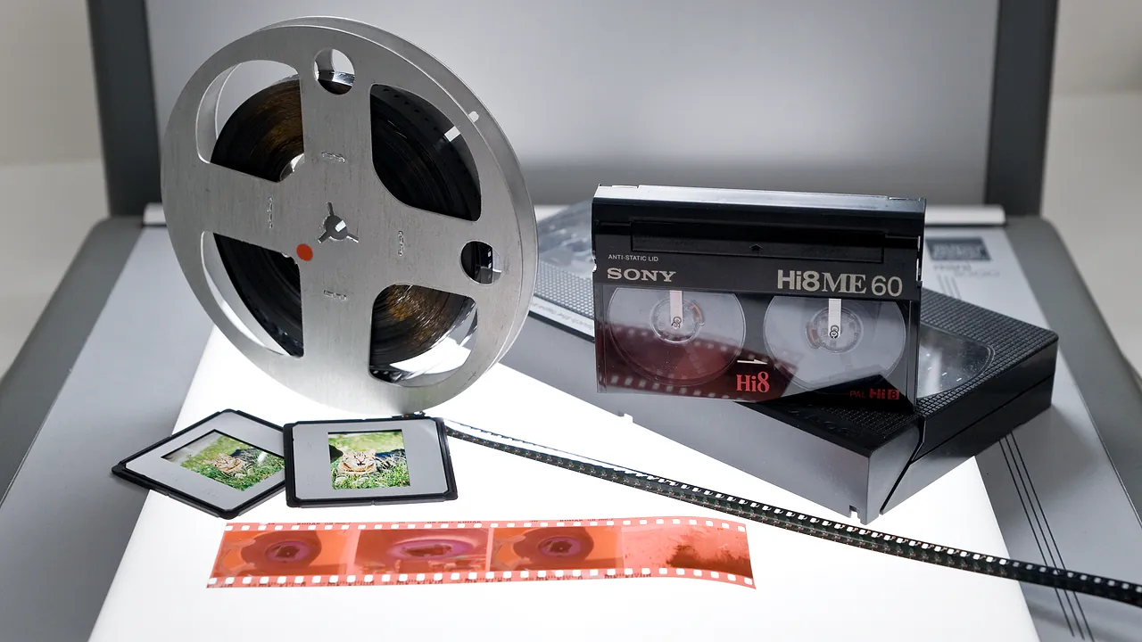 Super-8-Spule, Videokassette und Dias